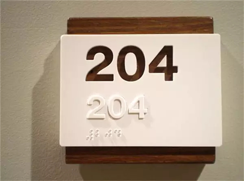 這樣的酒店門牌好設(shè)計(jì)，你會一眼就記住嗎？